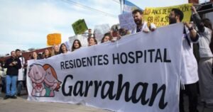 Los médicos residentes del Hospital Garrahan levantaron el paro de improviso