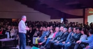 Cuál es el funcionario que fue despedido por Figueroa en pleno evento político