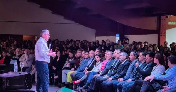 Cuál es el funcionario que fue despedido por Figueroa en pleno evento político