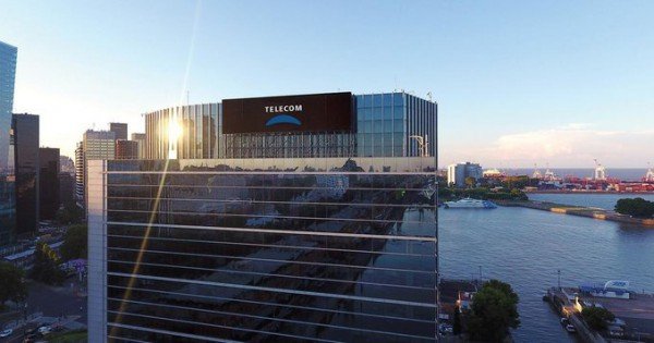 El Gobierno advierte sobre riesgos de monopolio en la compra de Telefónica por Grupo Clarín El Gobierno advierte sobre riesgos de monopolio en la compra de Telefónica por Grupo Clarín