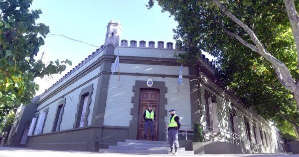 Empleada estatal cobraba sueldo en Neuquén mientras vivía en Chile