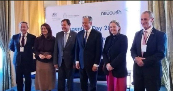 Figueroa atrae inversiones británicas para impulsar el sector energético provincial