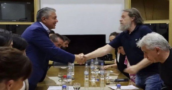 Figueroa firma histórico acuerdo salarial con ATEN y asegura el inicio de clases