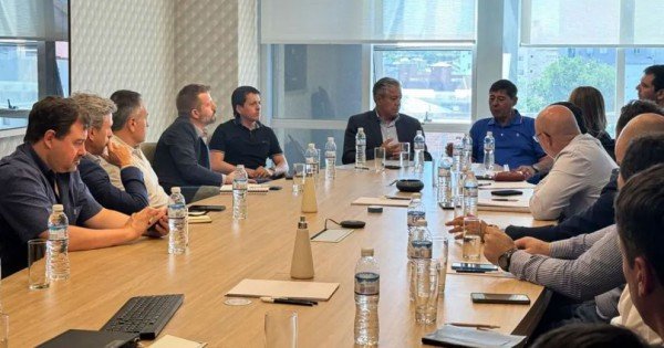 Figueroa se reunió con empresas y el sindicato de petróleo para trabajar juntos