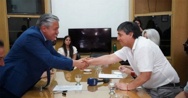 Figueroa y Quintriqueo firmaron las paritarias de ATE: qué condiciones se acordaron