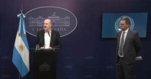 Manuel Adorni anunció que el Gobierno prohibió los cargos hereditarios