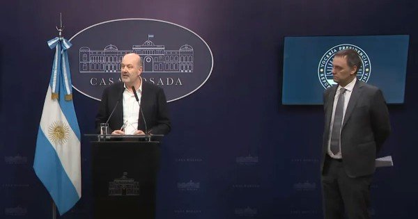 Manuel Adorni anunció que el Gobierno prohibió los cargos hereditarios Manuel Adorni anunció que el Gobierno prohibió los cargos hereditarios