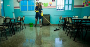 Más de 400 porteros y no docentes quedarán sin trabajo en Río Negro