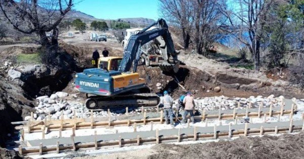 Neuquén reanuda las obras de pavimentación en la Ruta 23 tras la veda climática Neuquén reanuda las obras de pavimentación en la Ruta 23 tras la veda climática