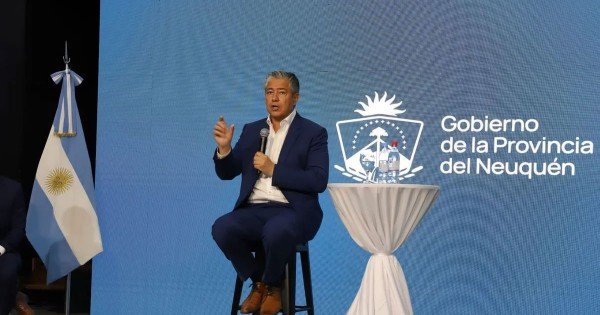 Rolando Figueroa promueve Ficha Limpia en Neuquén entre los funcionarios Rolando Figueroa promueve Ficha Limpia en Neuquén entre los funcionarios