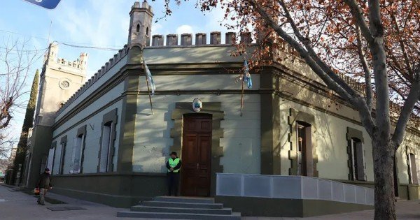 Abogada del Gobierno neuquino despedida por viajar al exterior en licencia médica Abogada del Gobierno neuquino despedida por viajar al exterior en licencia médica