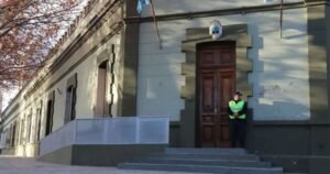 Continúan los despidos: habría cobrado sin trabajar viviendo en el extranjero