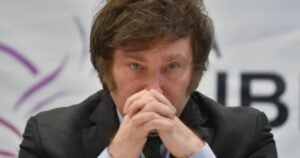 Milei enfrenta turbulencia política y económica a semanas de las elecciones