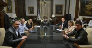 El Presidente reunió a su mesa política y prepara la Cadena Nacional para esta noche