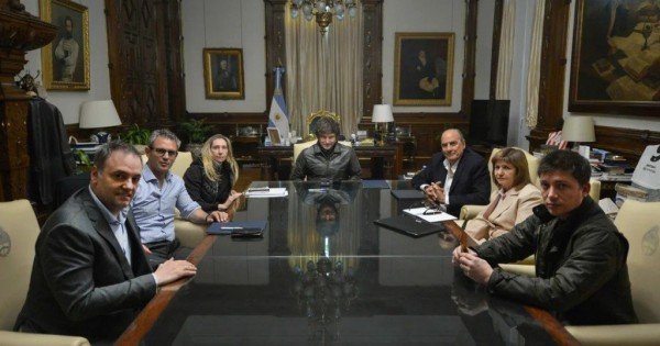 El Presidente reunió a su mesa política y prepara la Cadena Nacional para esta noche El Presidente reunió a su mesa política y prepara la Cadena Nacional para esta noche