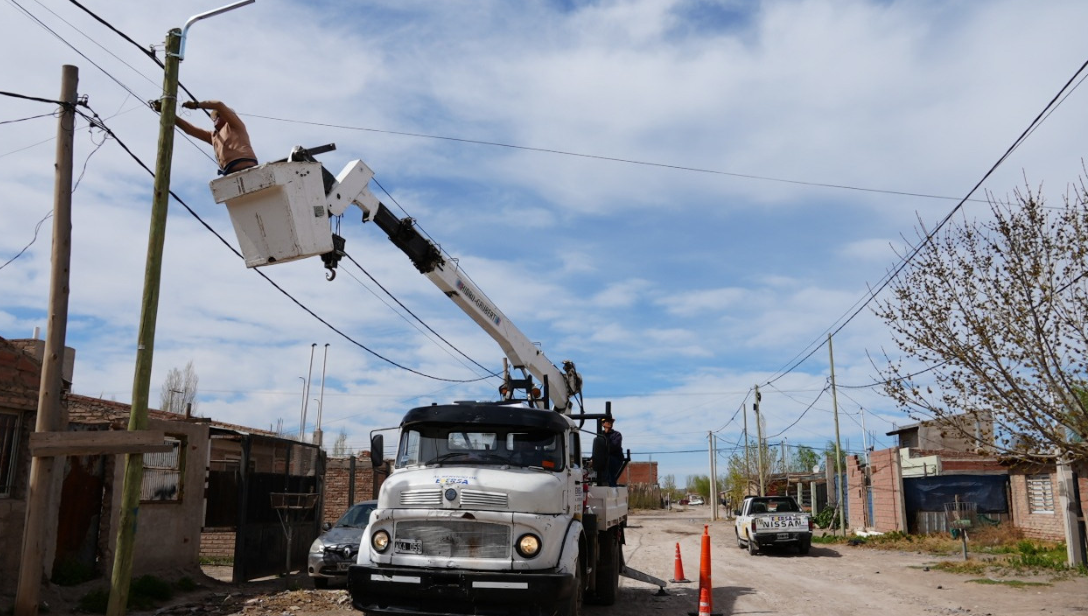 Normalización eléctrica y alumbrado LED: dos obras clave mejoran la vida de más de 700 familias en Cipolletti Normalización eléctrica y alumbrado LED: dos obras clave mejoran la vida de más de 700 familias en Cipolletti