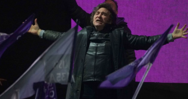 Cierre de campaña de Milei en Moreno: pedradas, corridas y un periodista brutalmente golpeado Cierre de campaña de Milei en Moreno: pedradas, corridas y un periodista brutalmente golpeado