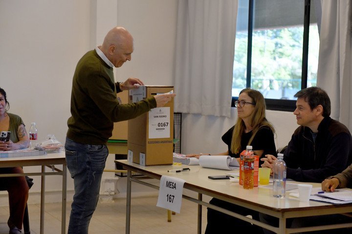 José Luis Espert votó y evitó hablar del caso que lo involucra con Fred Machado