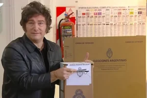 Javier Milei votó en la UTN de Almagro acompañado por su hermana