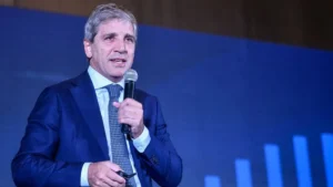 Caputo volvió a descartar una devaluación y defendió las reformas como vía para ganar competitividad