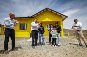 Weretilneck entregó viviendas en Colan Conhue y El Caín y reafirmó el compromiso con las comisiones de fomento