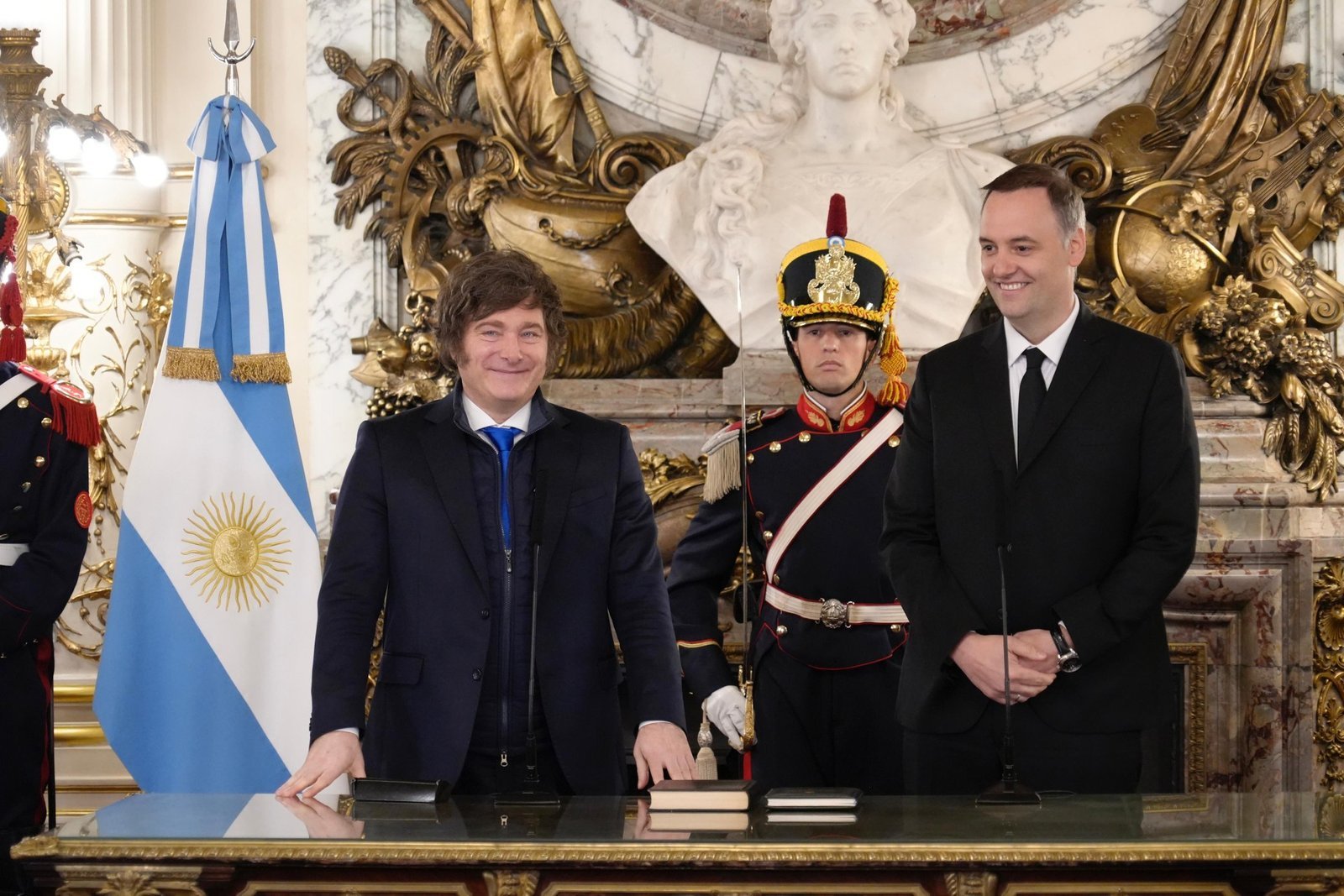 Milei tomó juramento a Manuel Adorni como nuevo jefe de Gabinete antes de su viaje a Miami Milei tomó juramento a Manuel Adorni como nuevo jefe de Gabinete antes de su viaje a Miami
