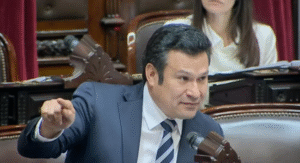 Llancafilo deja su banca en Diputados y vuelve a trabajar al Ministerio de Gobierno