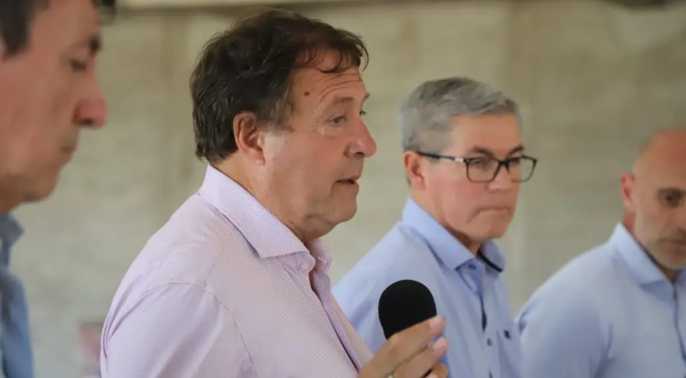 Weretilneck firmó el contrato para un nuevo hospital que fortalecerá la salud regional
