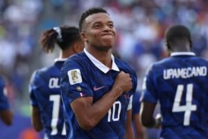 Francia a paso firme: Con un Mbappé imparable, goleó 3-0 a Suecia y será el rival de Paraguay en octavos