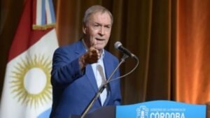 Juan Schiaretti pidió la renuncia de Adorni y cuestionó su continuidad al frente de la Jefatura de Gabinete