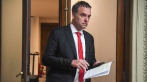 La oposición pidió interpelar a Manuel Adorni y avanzar con una moción de censura en Diputados