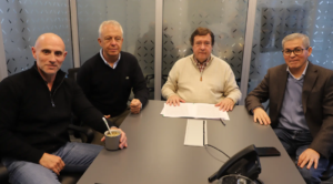 Weretilneck y Zúñiga firmaron el contrato para concluir el polideportivo de Barda del Medio