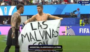 Tras vencer a Inglaterra, jugadores argentinos exhibieron una bandera con la leyenda “Las Malvinas son argentinas”
