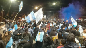Tras la final del Mundial, miles de hinchas salieron a las calles de Río Negro y Neuquén para acompañar a la Selección