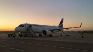 LATAM cancela la ruta Neuquén-Santiago y crece el malestar del Gobierno provincial