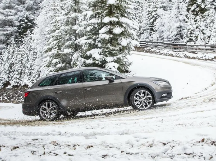 Cómo manejar de forma segura en rutas con nieve y hielo: las recomendaciones clave para evitar accidentes Cómo manejar de forma segura en rutas con nieve y hielo: las recomendaciones clave para evitar accidentes