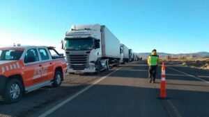 El temporal no da tregua: liberan camiones en Zapala, pero la fila para cruzar a Chile sigue creciendo