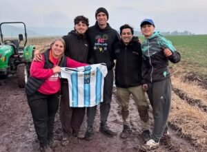Sorpresa en el camino: fue a auxiliar a una camioneta encajada en el barro y terminó cara a cara con el Dibu Martínez