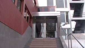 Perseguía y amenazaba a una mujer pese a la tobillera electrónica: quedó preso en Trelew