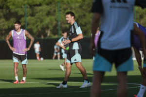 La Selección argentina volvió a entrenarse y Scaloni analiza cambios para enfrentar a Inglaterra