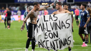 La reacción de los medios británicos tras la bandera de Malvinas que mostró la Selección en los festejos