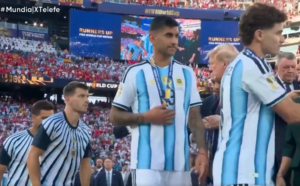 El llamativo gesto de Cuti Romero con Donald Trump en el momento de la premiación que se volvió viral