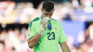 El posteo del Dibu Martínez que encendió las alarmas sobre su futuro en la Selección: “Tengo que ver si es momento de dar un paso al costado”
