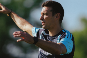 Lionel Scaloni evalúa un cambio fuerte en el mediocampo para jugar ante Inglaterra