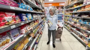 El consumo masivo volvió a caer en junio y acumuló un retroceso del 2,9% en el primer semestre