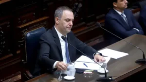 Manuel Adorni presentó su renuncia al directorio de YPF y terminó de desvincularse del Estado