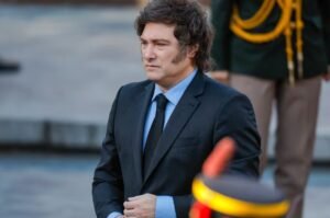 Tras el cruce con Lula, Milei llegó a Lima para la asunción de Fujimori y recibirá un Doctor Honoris Causa