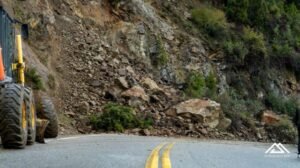 Operativo para remover rocas gigantes y monitorear la ladera para reabrir la ruta de los Siete Lagos