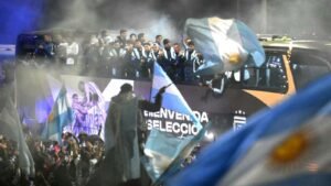 La Selección argentina regresó al país y fue recibida por una multitud en Ezeiza