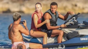 Kylian Mbappé y Ester Expósito, más enamorados que nunca en sus vacaciones en el Mediterráneo
